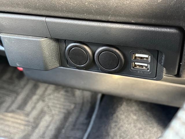 ハイエースバン スーパーGL ダークプライム 特別仕様車 3000ccディーゼルターボ 希少廃盤カラー1G3グレーメタリック 98,267キロ時タイミングベルト交換済みステッカー有り LEDヘッドライト LEDイエローフォグ ハーフレザーシート(65枚目)