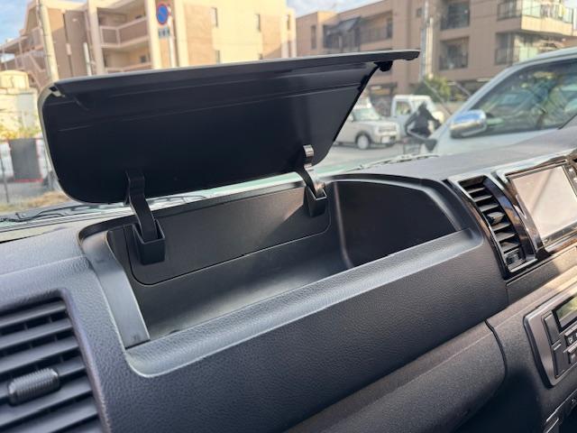 ハイエースバン スーパーGL ダークプライム 特別仕様車 3000ccディーゼルターボ 希少廃盤カラー1G3グレーメタリック 98,267キロ時タイミングベルト交換済みステッカー有り LEDヘッドライト LEDイエローフォグ ハーフレザーシート(66枚目)