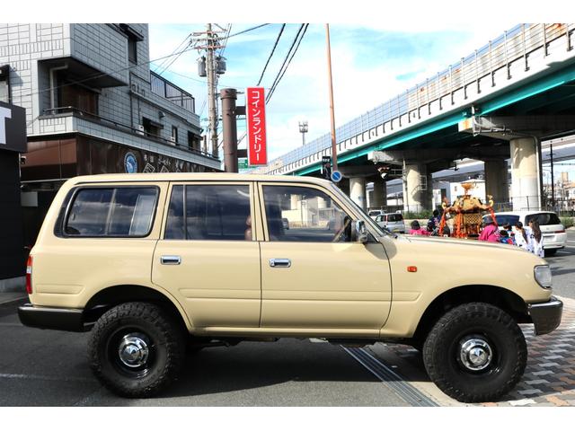 ランドクルーザー８０ ＶＸリミテッド　外品ナビ　フルセグＴＶ　リフトアップ　シートカバー　クルコン　外ステアリング　シートヒーター　ベットキット　外ＡＷ１６インチ（6枚目）