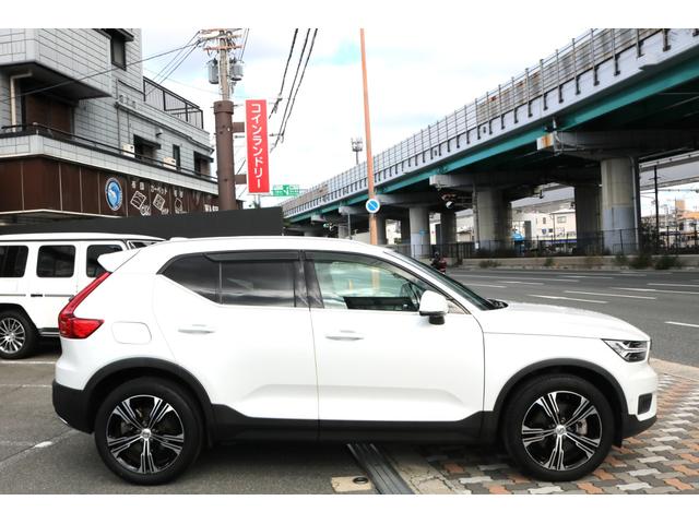 XC40 T4 AWD インスクリプション ワンオーナー 純正ナビ フルセグTV 革シート ルーフレール アラウンドビューモニター 置くだけ充電 ハーマンカードンスピーカー シートヒーター エアシート メモリ付きパワーシート(6枚目)