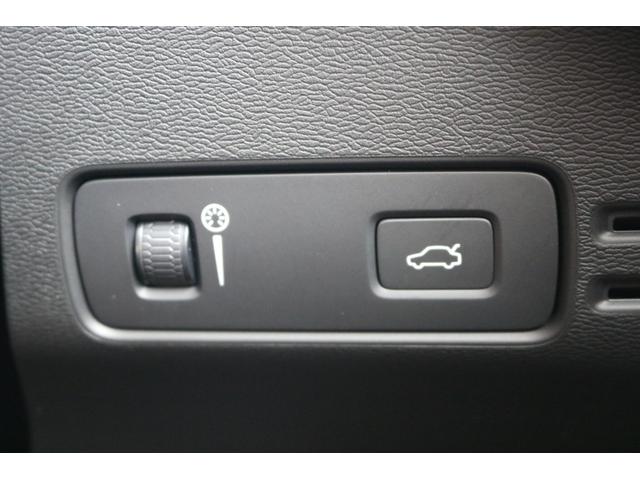 XC40 T4 AWD インスクリプション ワンオーナー 純正ナビ フルセグTV 革シート ルーフレール アラウンドビューモニター 置くだけ充電 ハーマンカードンスピーカー シートヒーター エアシート メモリ付きパワーシート(23枚目)