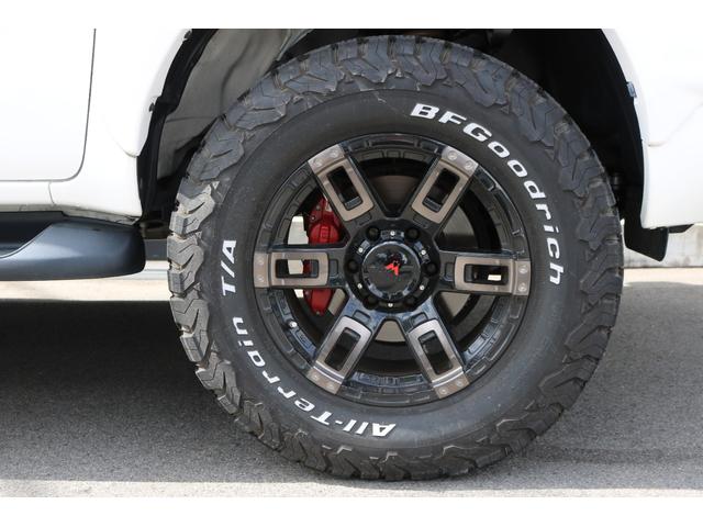 ハイラックス Ｚ　ＧＲスポーツ　禁煙車　純正ナビ　パノラマビュー　アルパインデジミラ　レッドキャリパー　ベッドライナー　レーンキープ　クルコン　ＬＥＤヘッド　エムクライム１７インチＡＷ　エムクライムサイド出しマフラー（35枚目）
