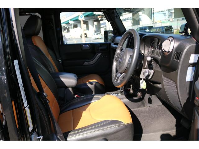 ジープ・ラングラーアンリミテッド スポーツ　ワンオーナー　禁煙車　社外ナビ　フルセグＴＶ　バックカメラ　クルーズコントロール　レザー調シートカバー（12枚目）