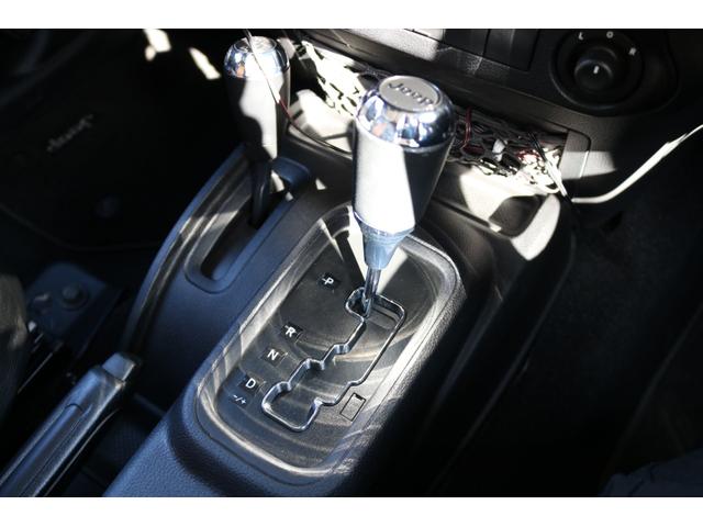 ジープ・ラングラーアンリミテッド スポーツ　ワンオーナー　禁煙車　社外ナビ　フルセグＴＶ　バックカメラ　クルーズコントロール　レザー調シートカバー（21枚目）