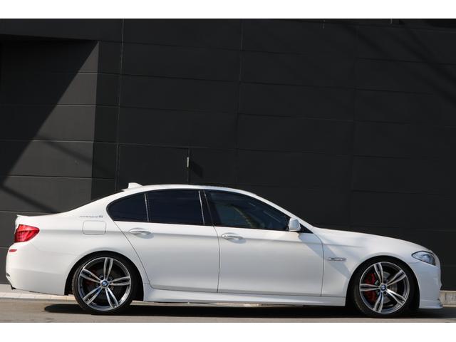 ５シリーズ アクティブハイブリッド５　Ｍスポーツパッケージ　禁煙車　純正ナビ　社外Ｆスポイラー　ＳＲ　シートヒーター　二本出しマフラー　ＬＥＤヘッド　メモリ付パワーシート　レッドキャリパー　ダウンサス　クリアランスソナー　バックモニター　純正２０インチＡＷ（12枚目）