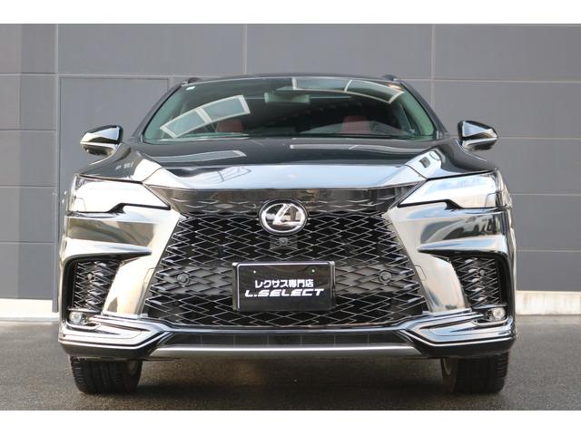 ＲＸ ＲＸ５００ｈ　Ｆスポーツパフォーマンス　禁煙車　純正ナビ　フルセグ　パノラマルーフ　レクサスチームメイト　オレンジキャリパー　パノラマビュー　デジミラ　赤革シート　輻射ヒーター　三眼ＬＥＤヘッド　ルーフレール　ＢＳＭ　カラーＨＵＤ（7枚目）