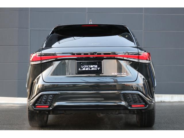 ＲＸ ＲＸ５００ｈ　Ｆスポーツパフォーマンス　禁煙車　純正ナビ　フルセグ　パノラマルーフ　レクサスチームメイト　オレンジキャリパー　パノラマビュー　デジミラ　赤革シート　輻射ヒーター　三眼ＬＥＤヘッド　ルーフレール　ＢＳＭ　カラーＨＵＤ（9枚目）