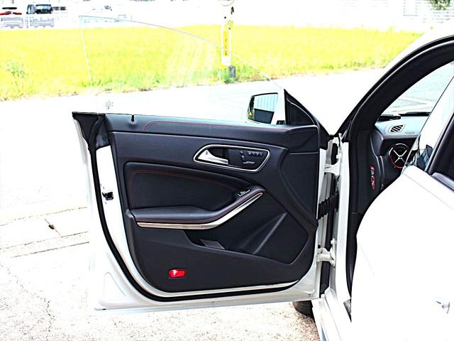 CLAクラス CLA45 4マチック 車庫保管/禁煙/AMG CLA45/レーダーセーフティP/AMG赤色ブレーキキャリパー/パナメリカーナグリル/純正ナビTV/バックカメラ/前車追従クルーズコントロール/ETC/車検令和8年6月(19枚目)
