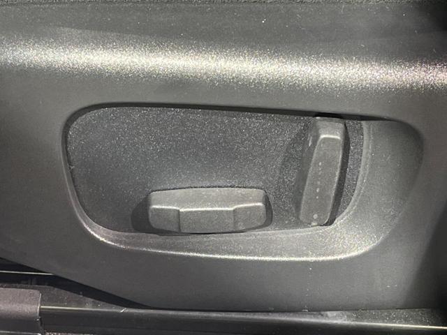 レンジローバーイヴォーク ５０ｔｈ　コレクション　認定中古車　特別仕様車　ブラックエクステリアパック　全席シートヒーター　アダプティブクルーズ　ブラインドスポットモニター　フル液晶メーター　電動リアゲート　サラウンドカメラ　純正２０インチアルミ（9枚目）