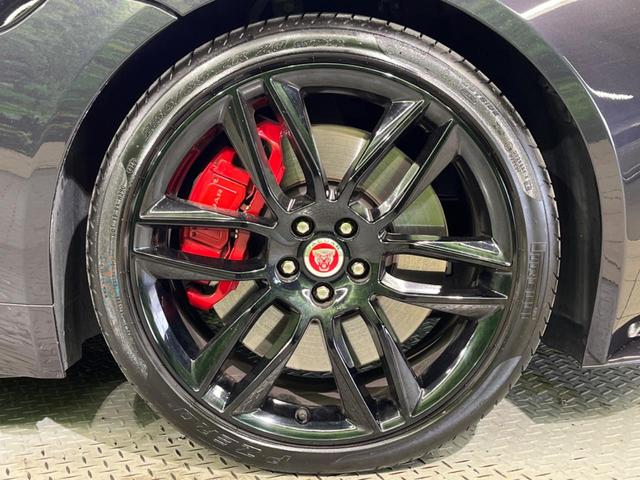 Fタイプ Rクーペ 認定中古車 MERIDIAN SURROUND アダプティブクルーズ ガラスルーフ シートヒーター 電動調整ステアリングコラム メモリー機能付電動シート パドルシフト 電動リアゲート 革シート(16枚目)