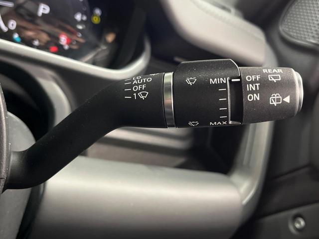 ディフェンダー １１０Ｘ－ダイナミックＨＳＥ　Ｄ３００　認定中古車　ブラックパック　エアサスペンション　サンルーフ　前席シートヒーター＆ベンチレーション　ＭＥＲＩＤＩＡＮ　アダプティブクルーズ　メモリ付電動シート　純正２２インチアルミ　ブラインドスポット（33枚目）