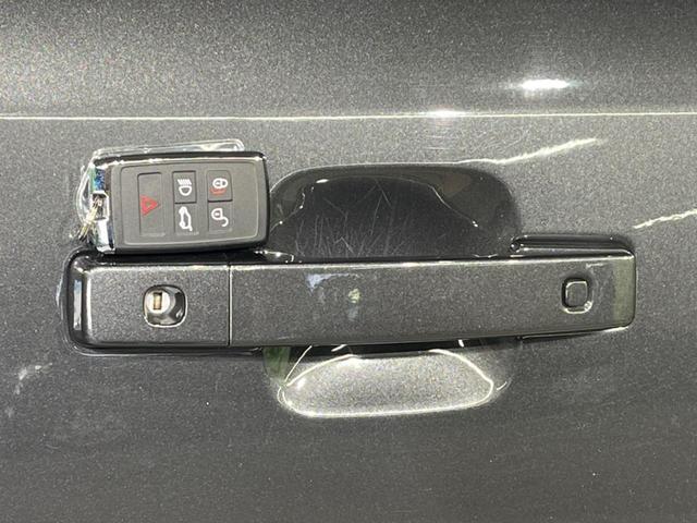 ディフェンダー １１０Ｓ　Ｄ３００　認定中古車　サンルーフ　エアサスペンション　ブラックパック　フロントシートヒーター　アダプティブクルーズ　ブラインドスポットモニター　フル液晶メーター　ＬＥＤヘッドライト　純正１９インチアルミ（13枚目）