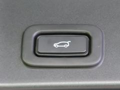 ？ハンズフリーパワーテールゲート『車に触れたりスマートキーのボタンに触れなくても車外からでもテールゲートを開けることができます』車両後部のセンサーがオーナー様のジェスチャーを感知します。 5