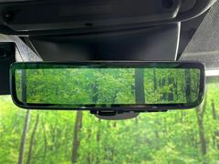 ヘッドアップディスプレイは運転中に役立つ情報をフロントガラスに映し出します。独自のレーザー技術により、直射日光が当たるような状況にも対応。走行速度、ナビゲーションなどの情報を、クリアに表示します。 7