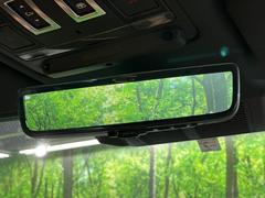スライディングパノラミックルーフ。車内に気持ちいい自然光が差し込み、頭上に広がる風景をお楽しみいただけます。快適な車内温度を維持し日差しから乗員とインテリアを守るダークカラーのガラス。電動ブラインド付 5