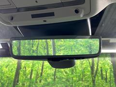 ◆【クリアサイトルームミラー】ランドローバー初採用のテクノロジー。車体に装備したカメラによる後方映像がルームミラーに映し出されます。車両後方の様子をはっきりと確認できます。 5