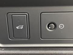 ハンズフリーパワーテールゲート『車に触れたりスマートキーのボタンに触れなくても車外からでもテールゲートを開けることができます』車両後部のセンサーがオーナー様のジェスチャーを感知します。 4