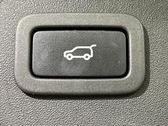 パワーテールゲート『車に触れたりスマートキーのボタンに触れなくても車外からでもテールゲートを開けることができます』車両後部のセンサーがオーナー様のジェスチャーを感知します。 5