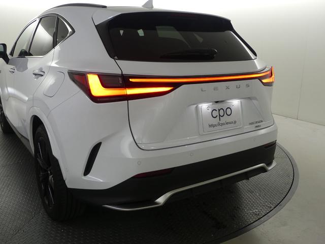 ＮＸ ＮＸ３５０ｈ　Ｆスポーツ　ワンオーナー　認定車両　Ｆスポーツ　ホワイトノーヴァ　内装　レッド　アドバンスドパーク　Ｆオレンジキャリパー　ルーフレール　三眼ＬＥＤ　後席シートヒーター　デジタルインナーミラー　パノラマルーフ（14枚目）