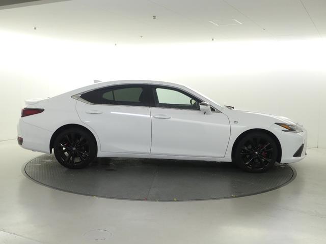 ＥＳ ＥＳ３００ｈ　Ｆスポーツ　ワンオーナー　認定車両　Ｆスポーツ　内装ブラックＬ－ＴＥＸ　ホワイトノーヴァ　ハンズフリーパワーバックドア　カラーヘッドアップＤ　パノラミックビュー　デジタルインナーミラー　置くだけ充電（5枚目）