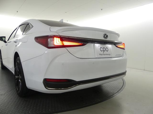 ＥＳ ＥＳ３００ｈ　Ｆスポーツ　ワンオーナー　認定車両　Ｆスポーツ　内装ブラックＬ－ＴＥＸ　ホワイトノーヴァ　ハンズフリーパワーバックドア　カラーヘッドアップＤ　パノラミックビュー　デジタルインナーミラー　置くだけ充電（10枚目）