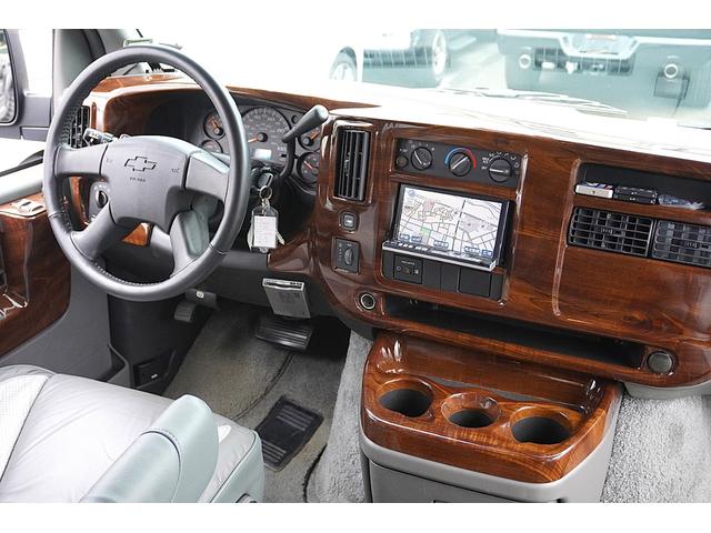 シボレーエクスプレス 　スタークラフトＧＴ　三井物産正規ディーラー車　ワンオーナー　ＡＷＤ　両側観音ドア　電動ソファーベッド　ルーフイルミネーション（13枚目）