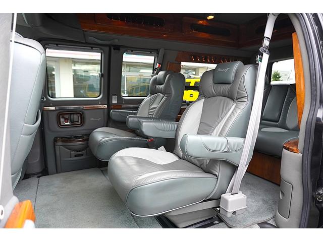 シボレーエクスプレス 　スタークラフトＧＴ　三井物産正規ディーラー車　ワンオーナー　ＡＷＤ　両側観音ドア　電動ソファーベッド　ルーフイルミネーション（17枚目）