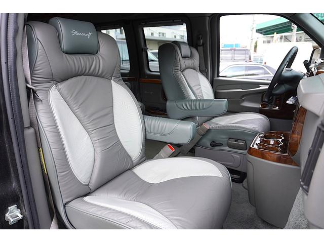 シボレーエクスプレス 　スタークラフトＧＴ　三井物産正規ディーラー車　ワンオーナー　ＡＷＤ　両側観音ドア　電動ソファーベッド　ルーフイルミネーション（19枚目）