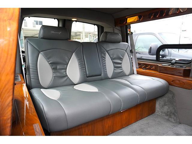 シボレーエクスプレス 　スタークラフトＧＴ　三井物産正規ディーラー車　ワンオーナー　ＡＷＤ　両側観音ドア　電動ソファーベッド　ルーフイルミネーション（21枚目）