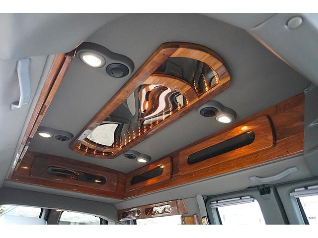 シボレーエクスプレス 　スタークラフトＧＴ　三井物産正規ディーラー車　ワンオーナー　ＡＷＤ　両側観音ドア　電動ソファーベッド　ルーフイルミネーション（22枚目）