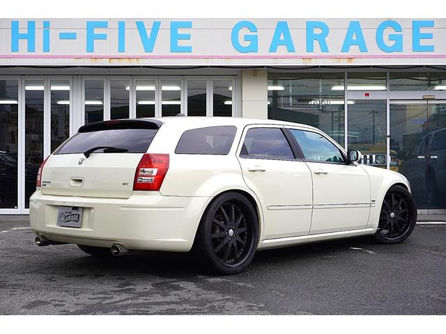 ダッジ・マグナム ＲＴ　５．７Ｖ８　４ＷＤ　新車並行車　２２インチＡＷ　車高調　ＣＲＯＳＳ２本出しマフラー　レザーシート　パワーシート　シートヒーター　サンルーフ　地デジナビ（5枚目）