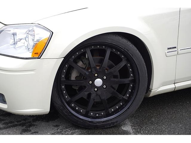 ダッジ・マグナム ＲＴ　５．７Ｖ８　４ＷＤ　新車並行車　２２インチＡＷ　車高調　ＣＲＯＳＳ２本出しマフラー　レザーシート　パワーシート　シートヒーター　サンルーフ　地デジナビ（8枚目）