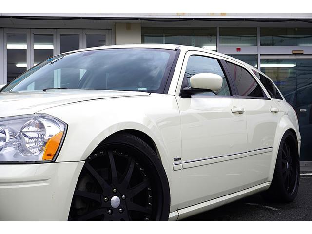 ダッジ・マグナム ＲＴ　５．７Ｖ８　４ＷＤ　新車並行車　２２インチＡＷ　車高調　ＣＲＯＳＳ２本出しマフラー　レザーシート　パワーシート　シートヒーター　サンルーフ　地デジナビ（9枚目）