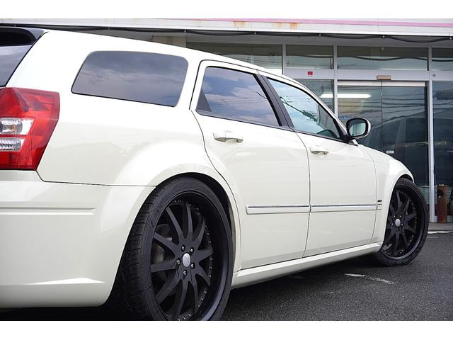 ダッジ・マグナム ＲＴ　５．７Ｖ８　４ＷＤ　新車並行車　２２インチＡＷ　車高調　ＣＲＯＳＳ２本出しマフラー　レザーシート　パワーシート　シートヒーター　サンルーフ　地デジナビ（10枚目）