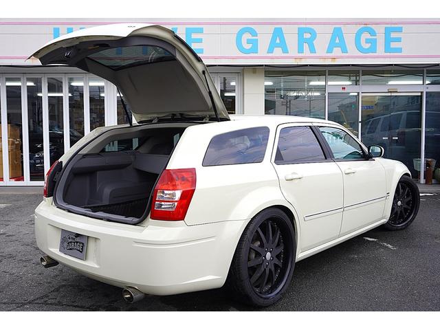 ダッジ・マグナム ＲＴ　５．７Ｖ８　４ＷＤ　新車並行車　２２インチＡＷ　車高調　ＣＲＯＳＳ２本出しマフラー　レザーシート　パワーシート　シートヒーター　サンルーフ　地デジナビ（12枚目）