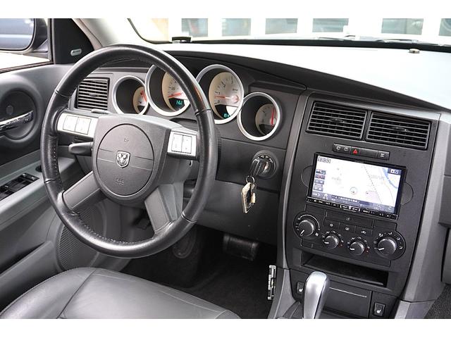 ダッジ・マグナム ＲＴ　５．７Ｖ８　４ＷＤ　新車並行車　２２インチＡＷ　車高調　ＣＲＯＳＳ２本出しマフラー　レザーシート　パワーシート　シートヒーター　サンルーフ　地デジナビ（13枚目）