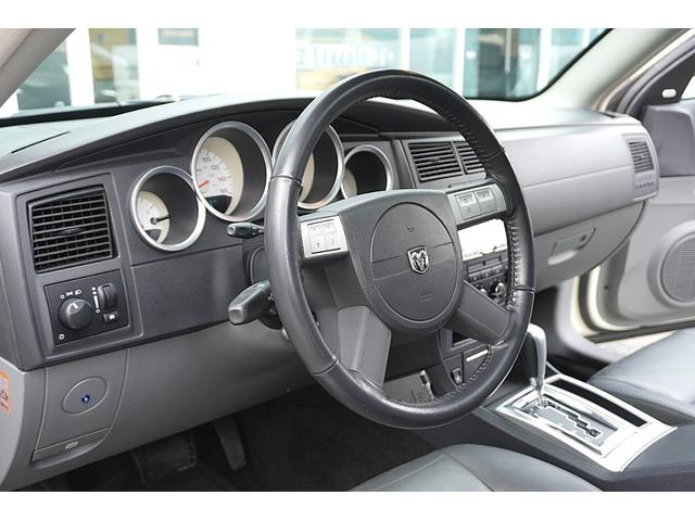 ダッジ・マグナム ＲＴ　５．７Ｖ８　４ＷＤ　新車並行車　２２インチＡＷ　車高調　ＣＲＯＳＳ２本出しマフラー　レザーシート　パワーシート　シートヒーター　サンルーフ　地デジナビ（14枚目）