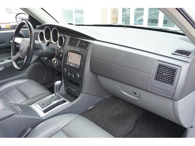 ダッジ・マグナム ＲＴ　５．７Ｖ８　４ＷＤ　新車並行車　２２インチＡＷ　車高調　ＣＲＯＳＳ２本出しマフラー　レザーシート　パワーシート　シートヒーター　サンルーフ　地デジナビ（15枚目）