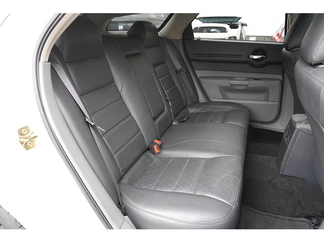 ダッジ・マグナム ＲＴ　５．７Ｖ８　４ＷＤ　新車並行車　２２インチＡＷ　車高調　ＣＲＯＳＳ２本出しマフラー　レザーシート　パワーシート　シートヒーター　サンルーフ　地デジナビ（19枚目）