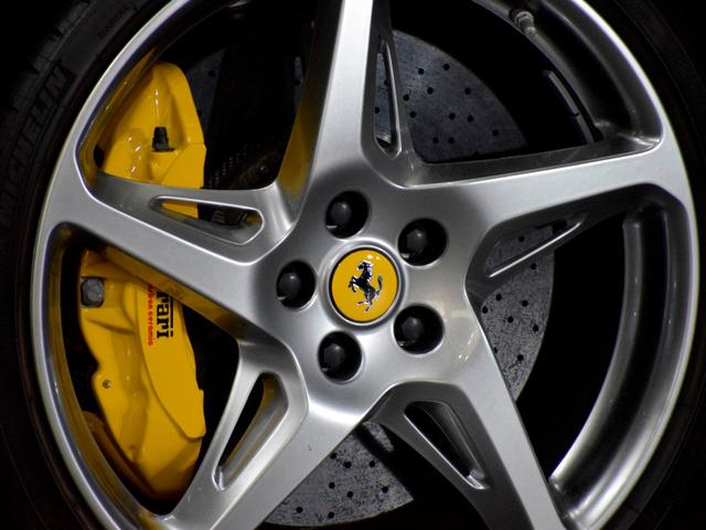 カリフォルニア ベースグレード　正規ディーラー車　タンレザー　カーボンブレーキ　ベタ除去済　純正ナビ・バックカメラ　ＥＴＣ　電動シート　イエローキャリパー　取説・記録簿・スペアキー完備　禁煙（26枚目）