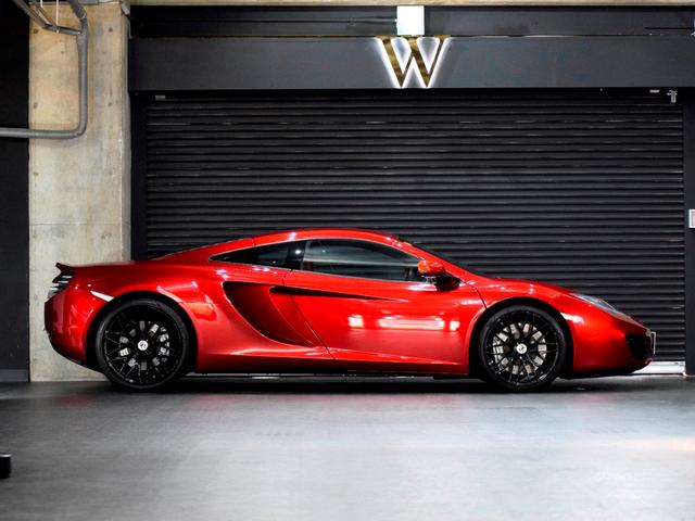 ＭＰ４－１２Ｃ ベースグレード　正規Ｄ車　スポーツエキゾースト　Ｆ１９ｉｎ＆Ｒ２０ｉｎＡＷ　Ｍｅｒｉｄｉａｎサウンド　純正ナビ　バックカメラ　Ｆ＆Ｒコーナーセンサー　ＥＴＣ　ドラレコ　ブラック＆レッド内装　ヴォルケーノレッド（4枚目）