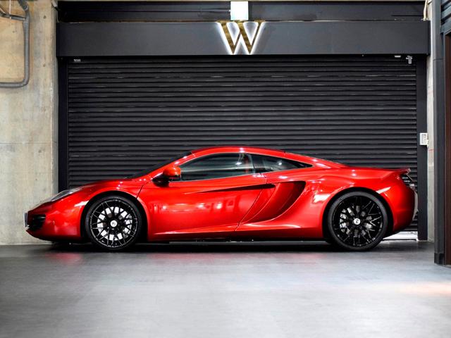 ＭＰ４－１２Ｃ ベースグレード　正規Ｄ車　スポーツエキゾースト　Ｆ１９ｉｎ＆Ｒ２０ｉｎＡＷ　Ｍｅｒｉｄｉａｎサウンド　純正ナビ　バックカメラ　Ｆ＆Ｒコーナーセンサー　ＥＴＣ　ドラレコ　ブラック＆レッド内装　ヴォルケーノレッド（8枚目）