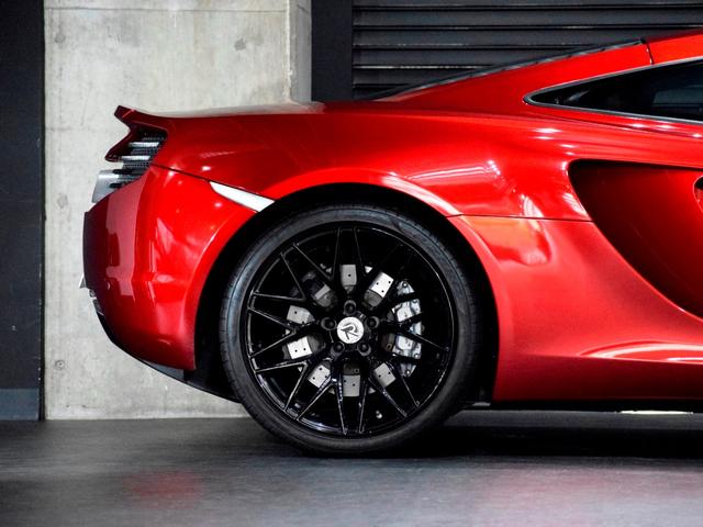 ＭＰ４－１２Ｃ ベースグレード　正規Ｄ車　スポーツエキゾースト　Ｆ１９ｉｎ＆Ｒ２０ｉｎＡＷ　Ｍｅｒｉｄｉａｎサウンド　純正ナビ　バックカメラ　Ｆ＆Ｒコーナーセンサー　ＥＴＣ　ドラレコ　ブラック＆レッド内装　ヴォルケーノレッド（19枚目）