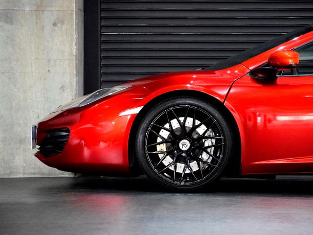 ＭＰ４－１２Ｃ ベースグレード　正規Ｄ車　スポーツエキゾースト　Ｆ１９ｉｎ＆Ｒ２０ｉｎＡＷ　Ｍｅｒｉｄｉａｎサウンド　純正ナビ　バックカメラ　Ｆ＆Ｒコーナーセンサー　ＥＴＣ　ドラレコ　ブラック＆レッド内装　ヴォルケーノレッド（26枚目）