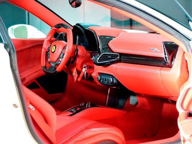 ４５８イタリア ベースグレード　２０１３年モデル　ＬＥＤカーボンステリング　ＲＯＷＥＮマフラー　Ｒｏｍａｎｏ２０ｉｎＡＷ　ＡｕｔｏＶｅｌｏｃｅリアパネル＆スポイラー　電動レザーシート　バックカメラ　コーナーセンサ　禁煙（45枚目）