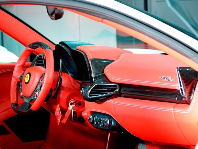 ４５８イタリア ベースグレード　２０１３年モデル　ＬＥＤカーボンステリング　ＲＯＷＥＮマフラー　Ｒｏｍａｎｏ２０ｉｎＡＷ　ＡｕｔｏＶｅｌｏｃｅリアパネル＆スポイラー　電動レザーシート　バックカメラ　コーナーセンサ　禁煙（46枚目）