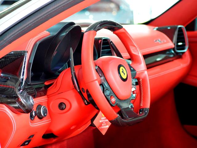 ４５８イタリア ベースグレード　２０１３年モデル　ＬＥＤカーボンステリング　ＲＯＷＥＮマフラー　Ｒｏｍａｎｏ２０ｉｎＡＷ　ＡｕｔｏＶｅｌｏｃｅリアパネル＆スポイラー　電動レザーシート　バックカメラ　コーナーセンサ　禁煙（48枚目）