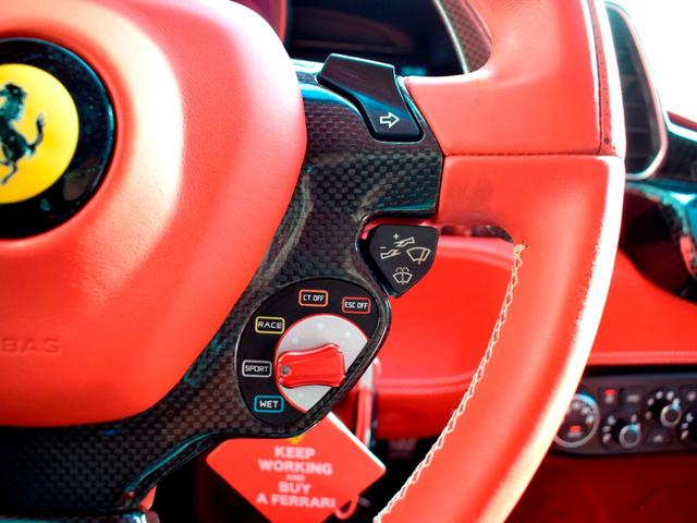 ４５８イタリア ベースグレード　２０１３年モデル　ＬＥＤカーボンステリング　ＲＯＷＥＮマフラー　Ｒｏｍａｎｏ２０ｉｎＡＷ　ＡｕｔｏＶｅｌｏｃｅリアパネル＆スポイラー　電動レザーシート　バックカメラ　コーナーセンサ　禁煙（54枚目）