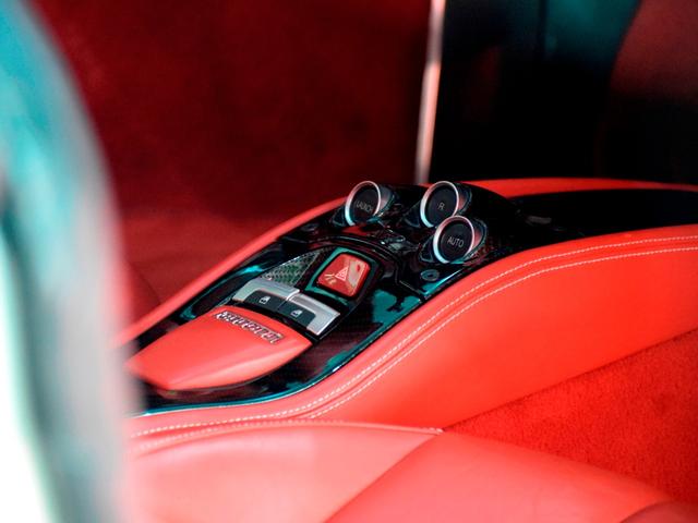 ４５８イタリア ベースグレード　２０１３年モデル　ＬＥＤカーボンステリング　ＲＯＷＥＮマフラー　Ｒｏｍａｎｏ２０ｉｎＡＷ　ＡｕｔｏＶｅｌｏｃｅリアパネル＆スポイラー　電動レザーシート　バックカメラ　コーナーセンサ　禁煙（65枚目）