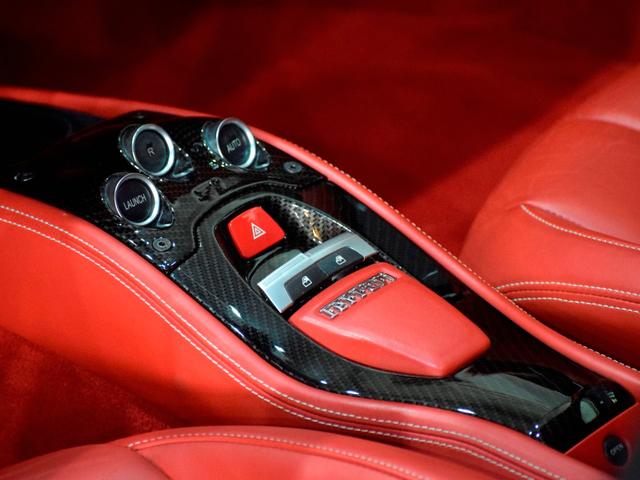 ４５８イタリア ベースグレード　２０１３年モデル　ＬＥＤカーボンステリング　ＲＯＷＥＮマフラー　Ｒｏｍａｎｏ２０ｉｎＡＷ　ＡｕｔｏＶｅｌｏｃｅリアパネル＆スポイラー　電動レザーシート　バックカメラ　コーナーセンサ　禁煙（66枚目）